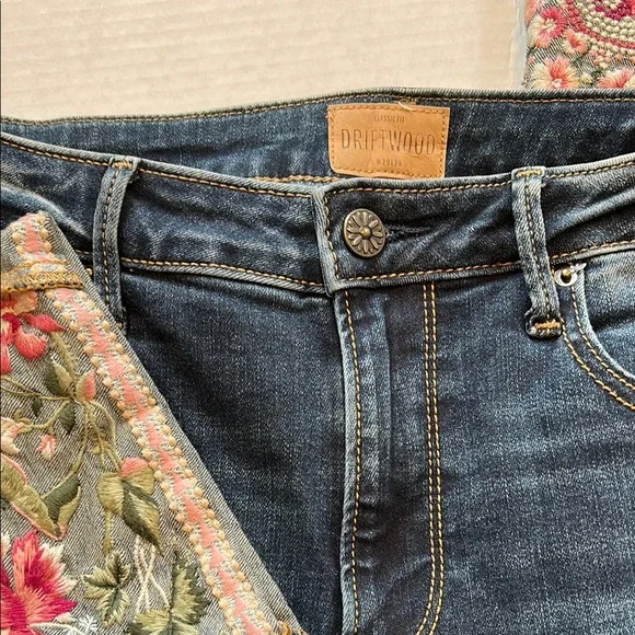 Driftwood Jeans Colette. Cropped. - Picture 2 of 10